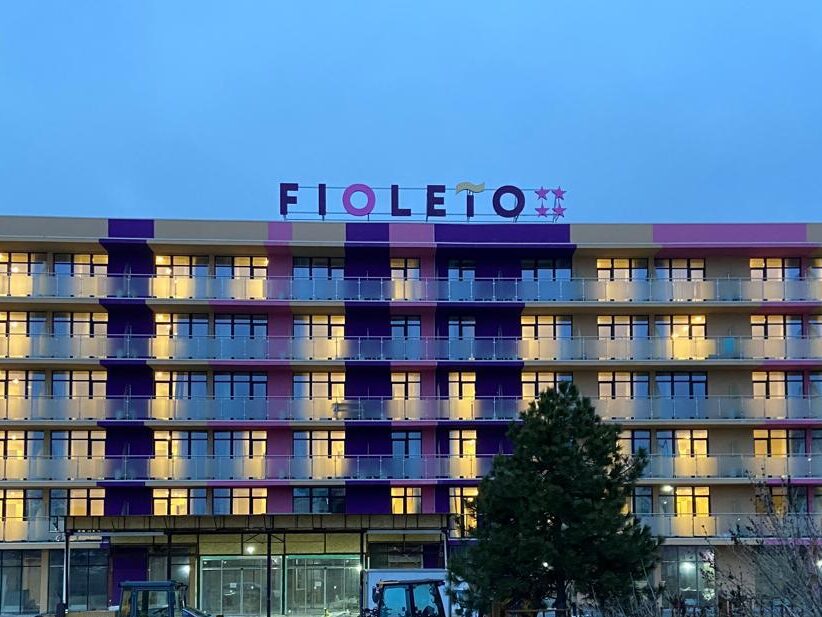 Монтаж вывесок для отеля "Fioleto", курорта Miracleon